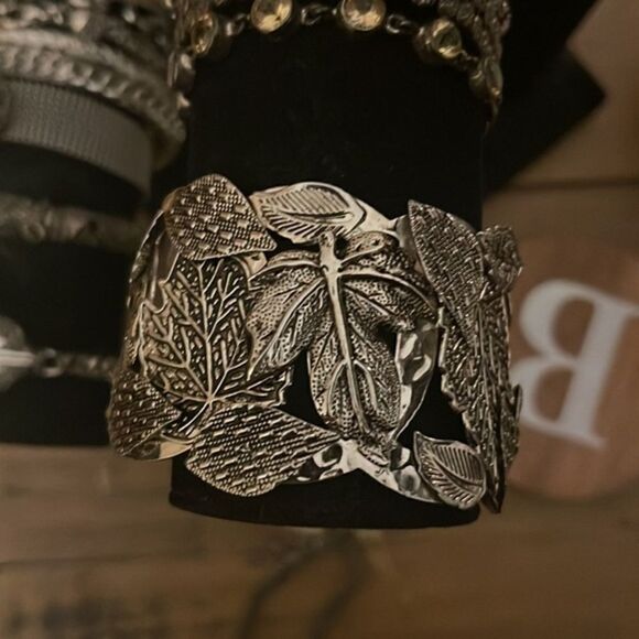 Vintage Avon NR Leaf Cuff Bracelet - Picture 9 of 10